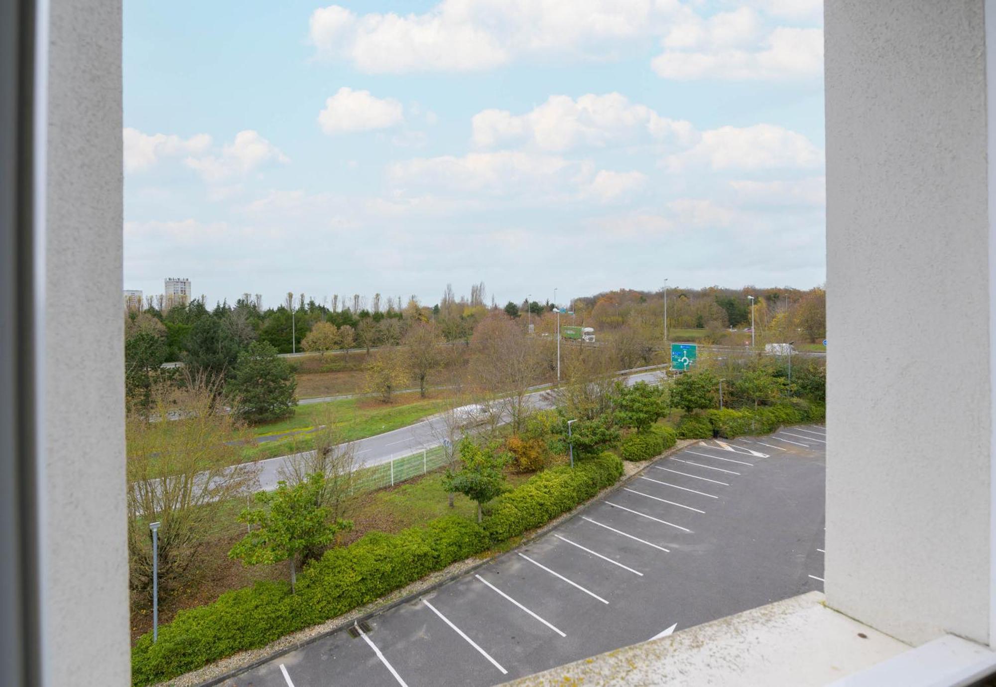 B&B Hotel Creil Chantilly Esterno foto